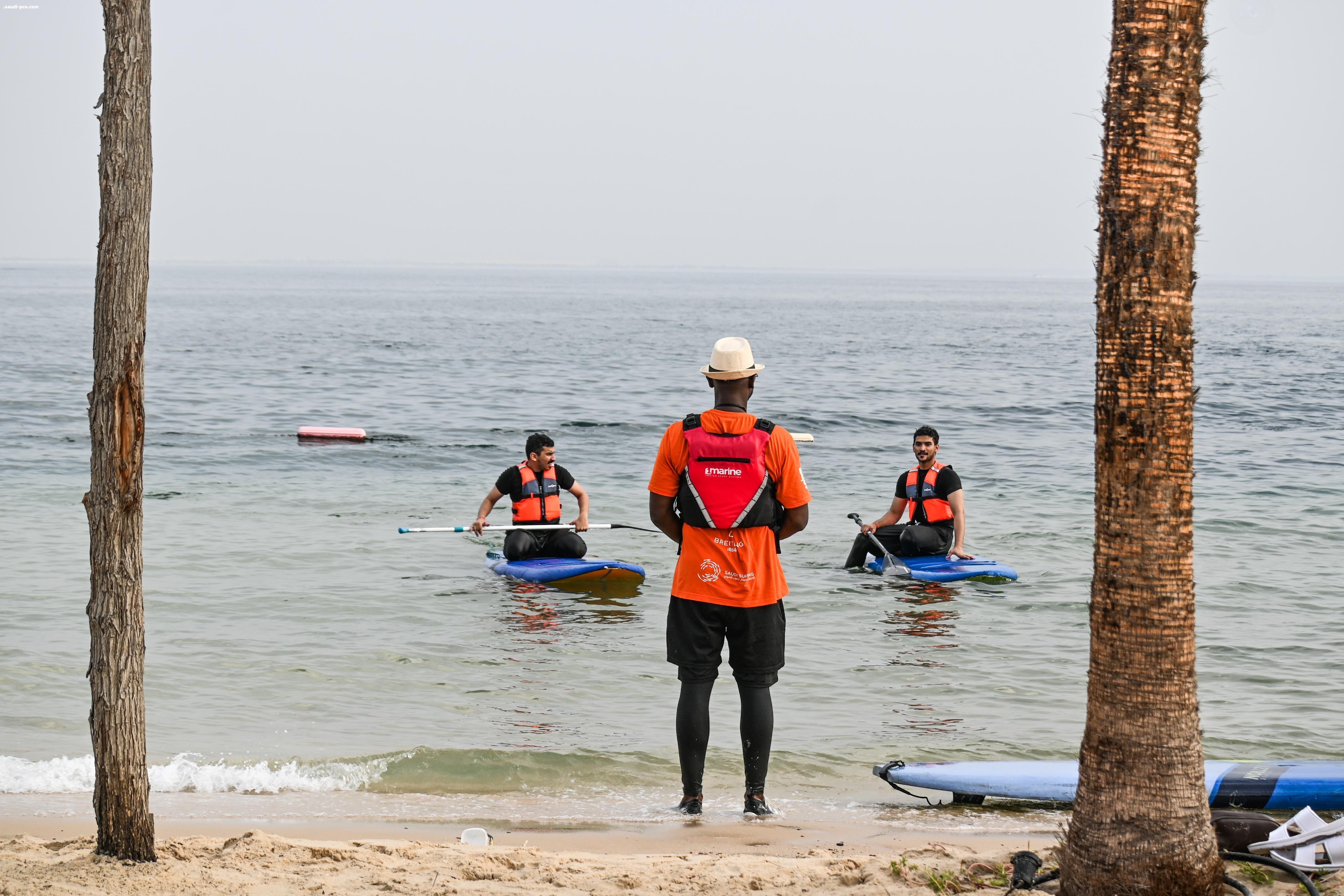 شاطئ نصف القمر بالظهران وجهة سياحية بحرية مثالية بخدمات متكاملة